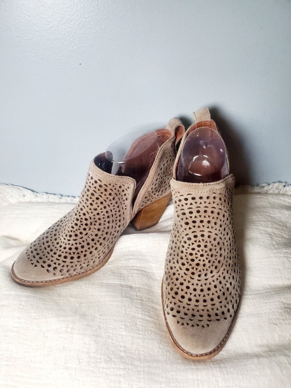 Jeffrey Campbell Perforated Suede Ankle Boots Tan Boho Western Coastal Cowgirl 9 - Picture 12 of 14